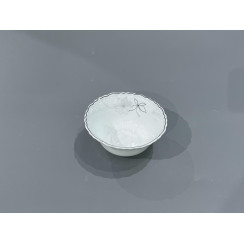 Пиала фарфоровая белая с цветочным декором и фигурным краем.